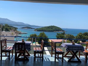 Outdoor dining - Hotel Villa Qendra (Ksamil)