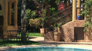 Kolam renang terbuka bermusim, payung kolam, kerusi lepak pantai