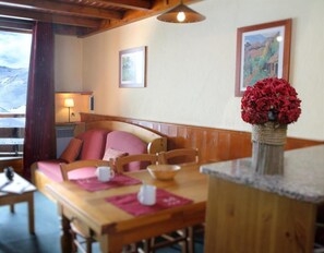 Dining - Ski-in/ski-out & foot of the slopes, fitness, balcony, tv, ski locker, 27m², Val Thorens (Val Thorens)