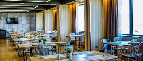 Daily buffet breakfast (PLN 49 per person)