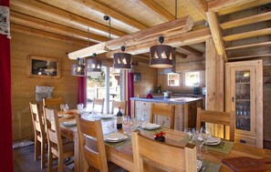 Dining - Chalet, 200m from ski slopes, fitness, swimming pool, sauna, balcony, fireplace or stove, parking (Les Deux Alpes)