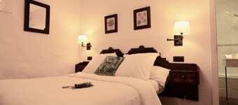 Habitación doble + nevera personal. television + parabolica, wifi y baño privado