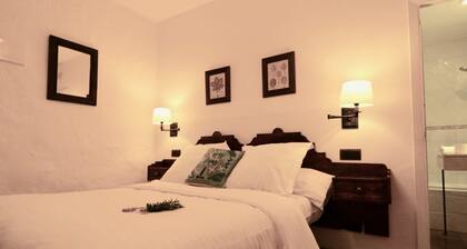 Habitación doble + nevera personal. television + parabolica, wifi y baño privado