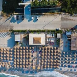 Spiaggia privata, sabbia bianca, lettini da mare, ombrelloni