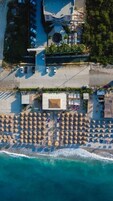 Playa privada, arena blanca, sillas reclinables de playa, sombrillas