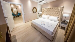 Una habitación de hotel con una cama grande, una mesita de noche y un espejo en la pared.