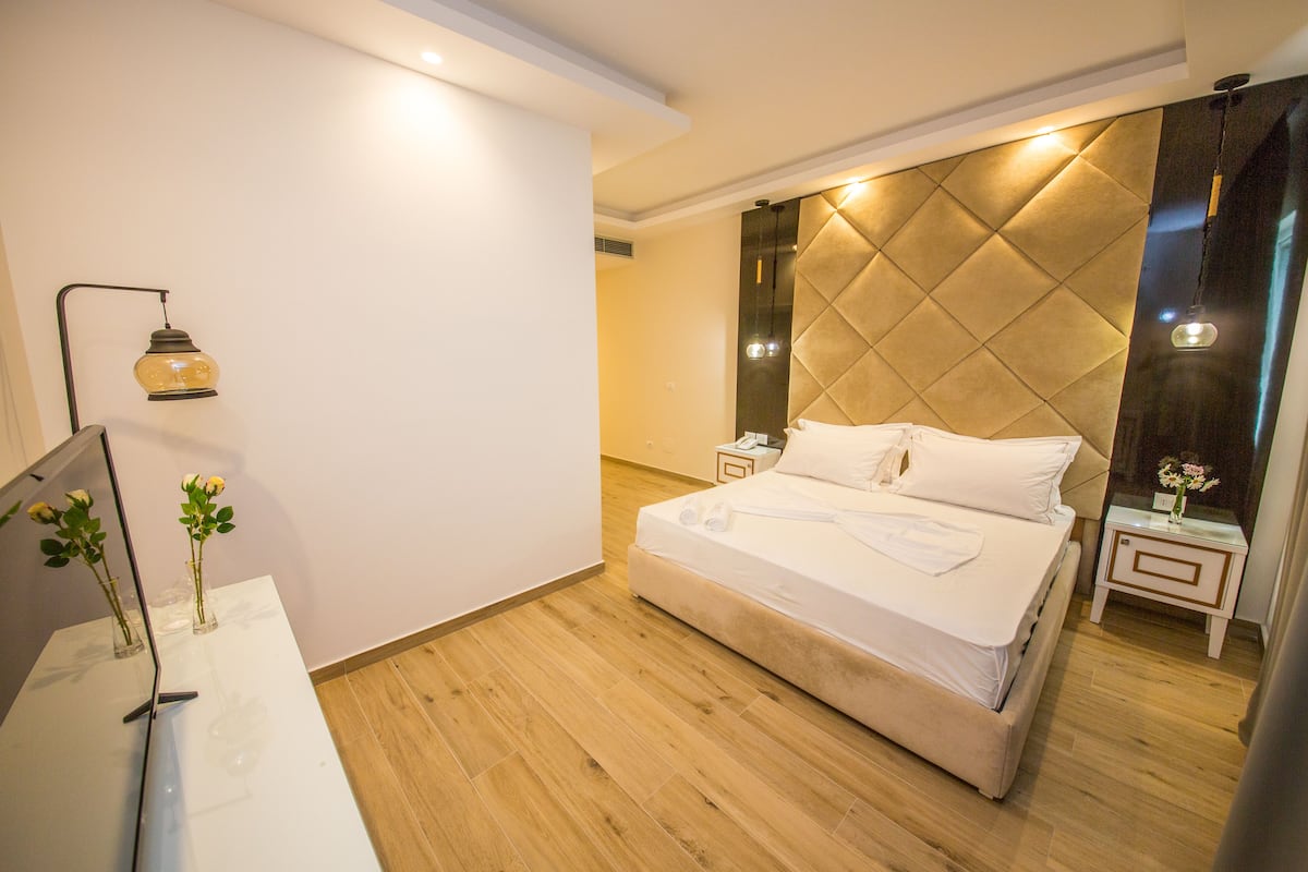Habitación doble Deluxe, balcón, vista parcial al mar | 1 habitación, minibar, caja de seguridad en la habitación y escritorio