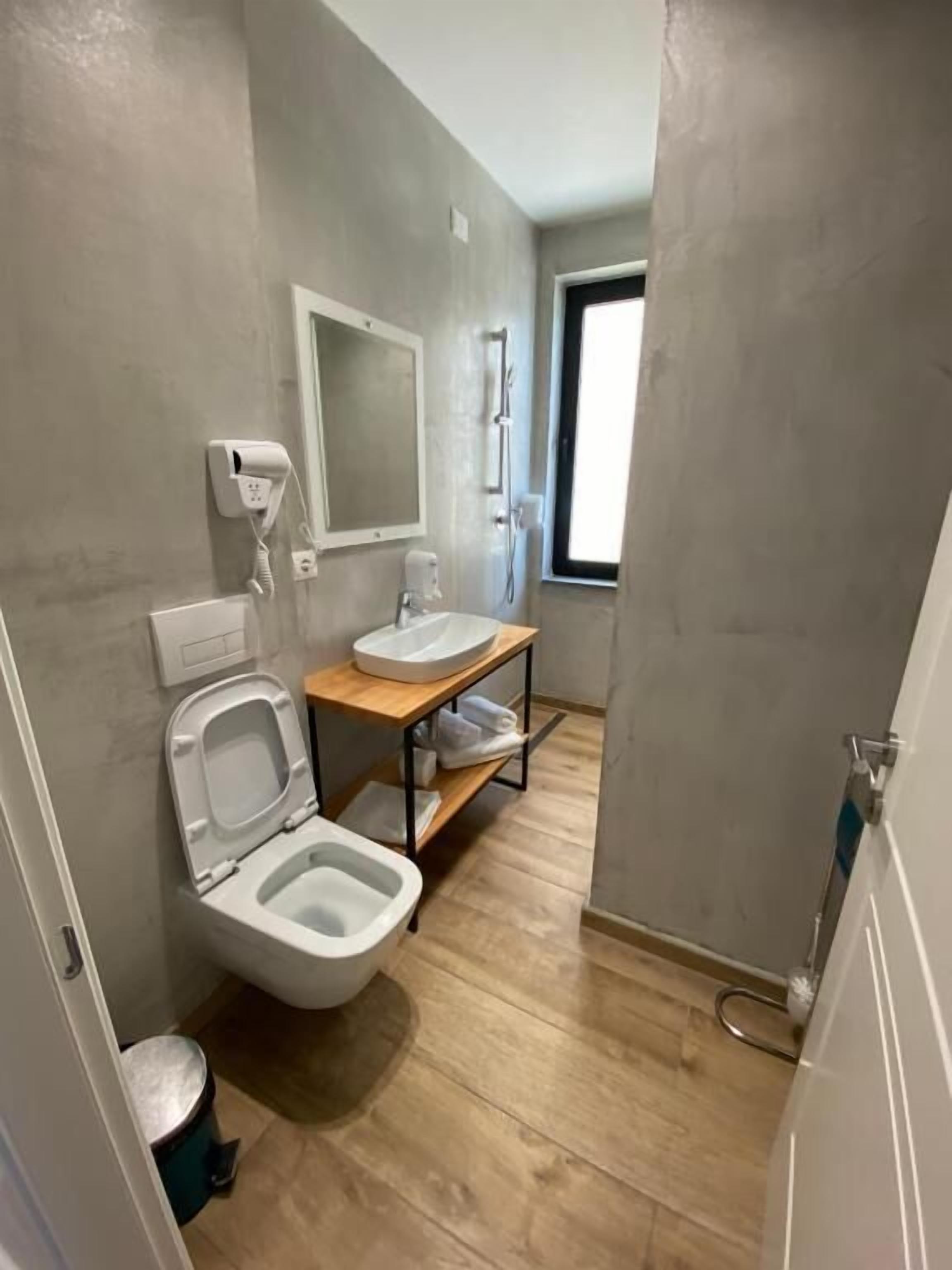 triple room | bathroom | shower, free toiletries, hair dryer, towels