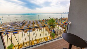 A balcony with a view of a beach with umbrellas and lounge chairs. - Hotel Alion (Durrës)