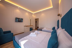 Quarto quádruplo, sacada, vista para o mar | Cofres nos quartos, Wi-Fi de cortesia, roupa de cama
