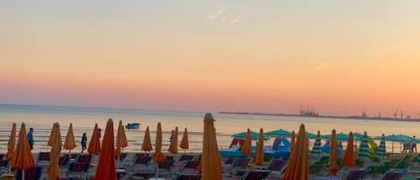 Privat strand i närheten, svart sandstrand, solstolar och parasoller