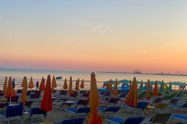 Plage privée à proximité, sable noir, chaises longues, parasols