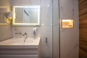 Double or Twin Room, Balcony | Bathroom | Shower, free toiletries, hair dryer, towels - Hotel Vila Misiri (Durrës)