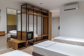 Dreibettzimmer | Schreibtisch, kostenloses WLAN, Bettwäsche