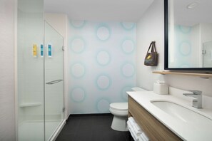 Bathroom shower - Tru by Hilton Charlotte Airport Lake Pointe (Charlotte)