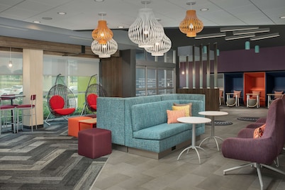 Tru by Hilton Charlotte Airport Lake Pointe