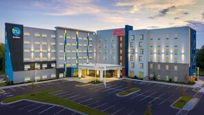 Un hôtel au design moderne, avec plusieurs étages et un parking.
