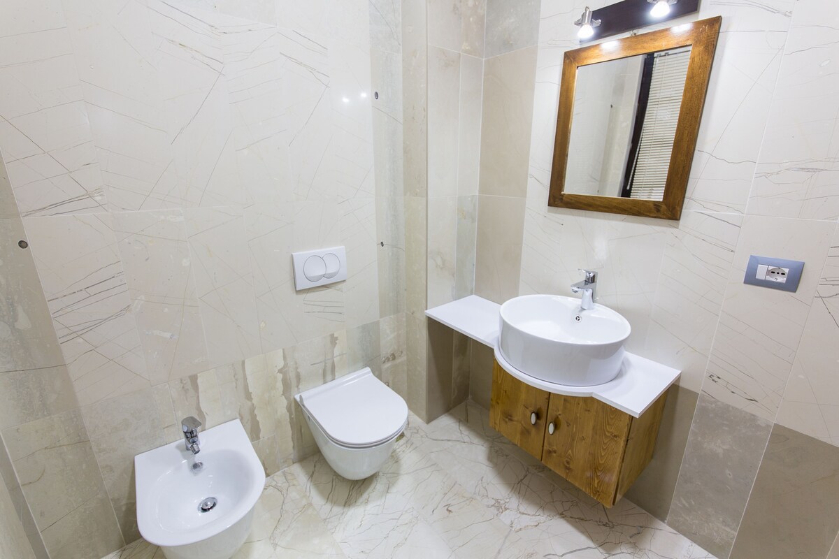 Baño | Ducha, artículos de higiene personal gratuitos y secador de pelo