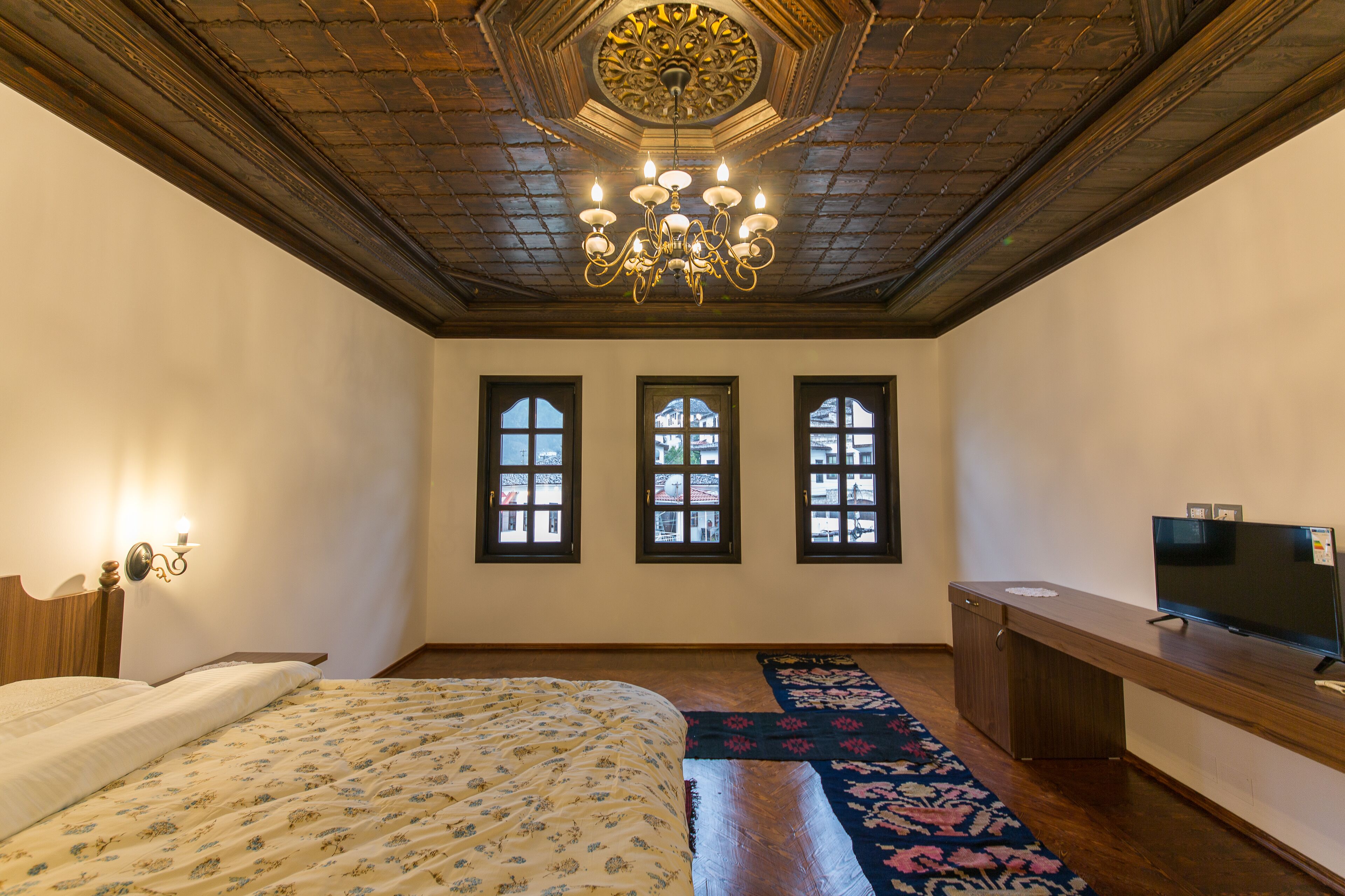 deluxe triple room, city view | 1 bedroom, minibar, desk, soundproofing