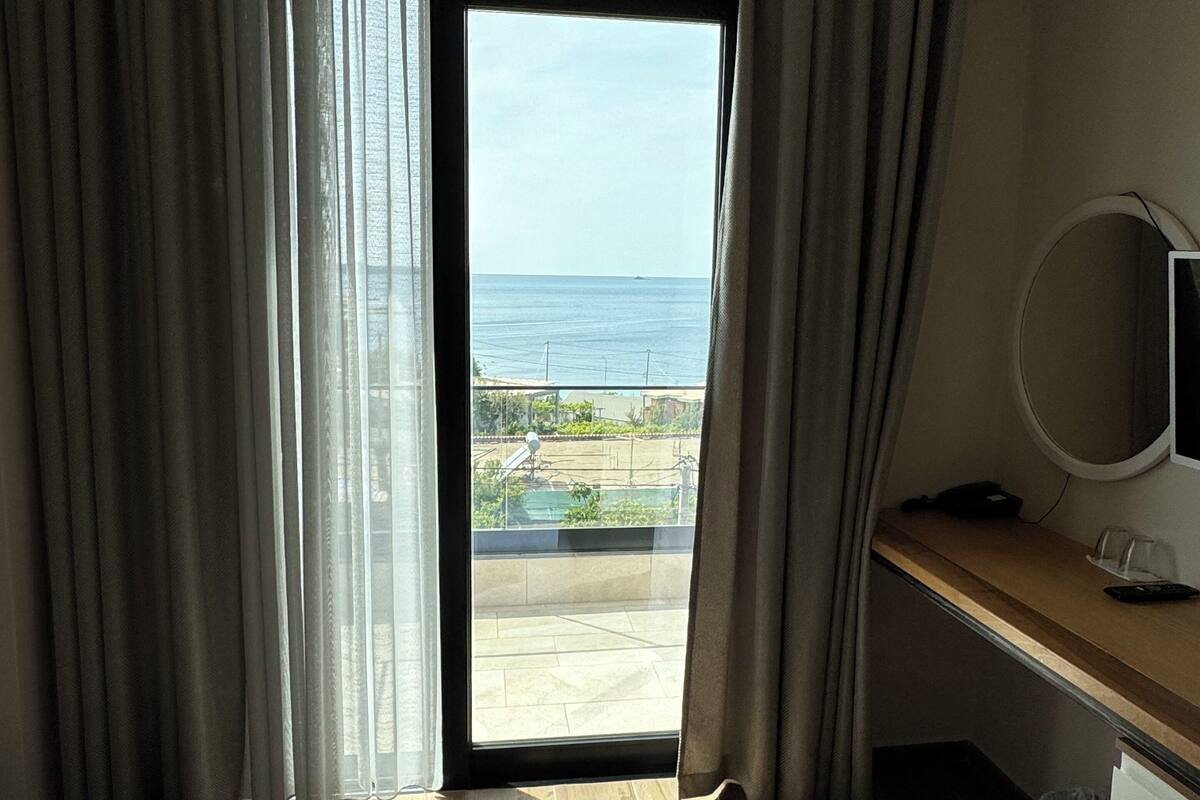 Habitación Deluxe doble, balcón, vistas al mar | Minibar, caja fuerte, escritorio y cortinas opacas