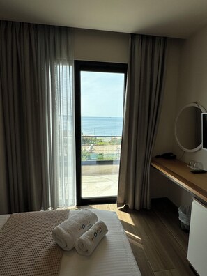 Quarto casal luxo, sacada, vista para o mar | Frigobar, cofres nos quartos, escrivaninha, cortinas blackout