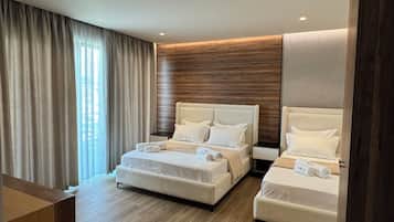 Deluxe trippelrum - balkong - viss havsutsikt | Minibar, vÀrdeförvaringsskÄp pÄ rummet och skrivbord