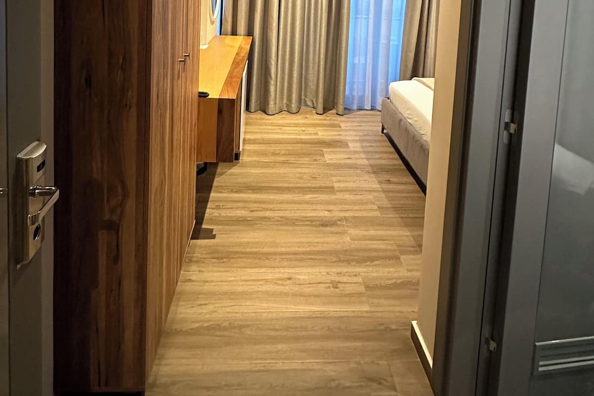 Habitación Deluxe doble, balcón, planta baja | Minibar, caja fuerte, escritorio y cortinas opacas