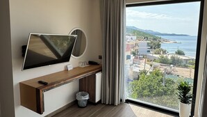 Minibar, caja de seguridad en la habitación y escritorio