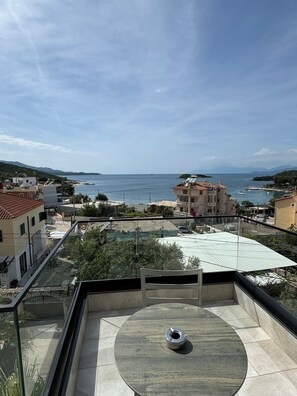 Habitación Deluxe doble, balcón, vistas al mar | Terraza o patio