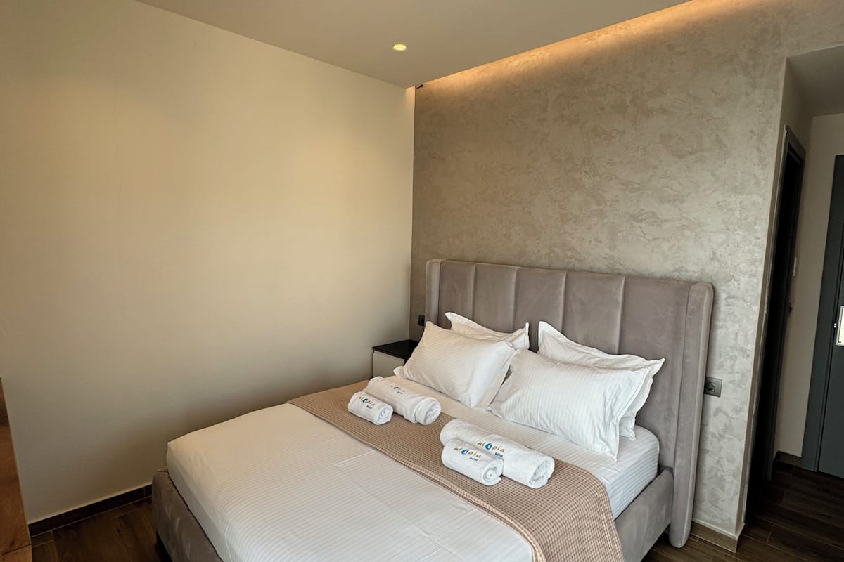 Habitación Deluxe doble, balcón | Minibar, caja fuerte, escritorio y cortinas opacas