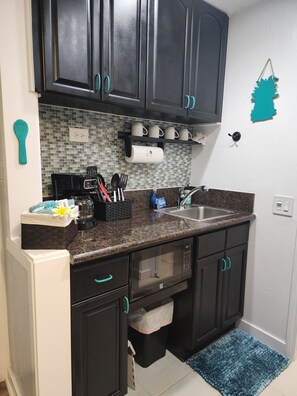 Fridge, microwave, coffee/tea maker, toaster - The Pineapple- Cozy condo in the heart of Kona (Kailua-Kona)