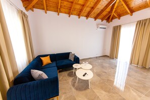 Suite Junior, terrasse, vue mer | Coin séjour | Télévision à écran plat