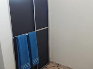 Regadera, toallas, papel de baño