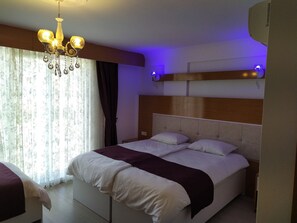 Desk, laptop workspace, iron/ironing board, free WiFi - Kuyas Apart Hotel (Golbasi)