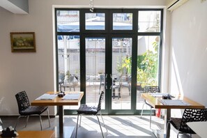 Sudah termasuk sarapan ala kontinental setiap hari