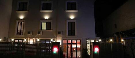 Façana frontal de l'allotjament (vespre/nit)