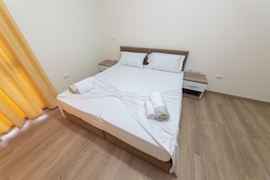Desk, laptop workspace, free WiFi, bed sheets - Esal Hotel (Durrës)