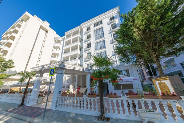 Front of property - Esal Hotel (Durrës)