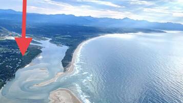 Chaises longues, serviettes de plage