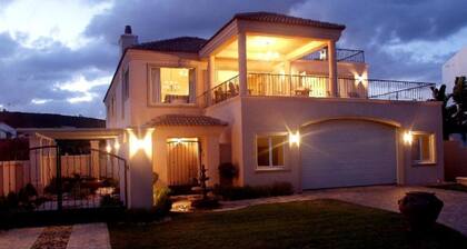 Spacious Luxury  Holiday Villa, waterfront with stunning views - Plettenberg Bay