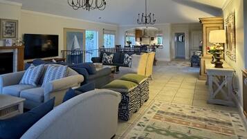 TV connectée, cheminée, lecteur de DVD, table de tennis de table