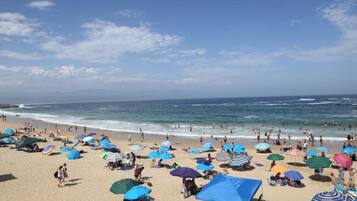 Chaises longues, serviettes de plage