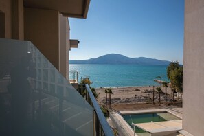 Tweepersoonskamer, balkon, gedeeltelijk uitzicht op zee | Uitzicht vanaf balkon