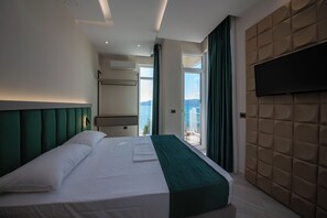 Familie suite, balkon, uitzicht op zee | Een kluis op de kamer, een bureau, verduisterende gordijnen