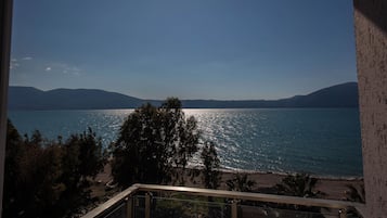 Chambre Triple, balcon, vue mer | Vue depuis le balcon