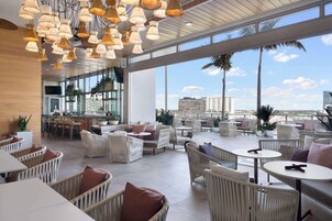 2 restaurants, breakfast served