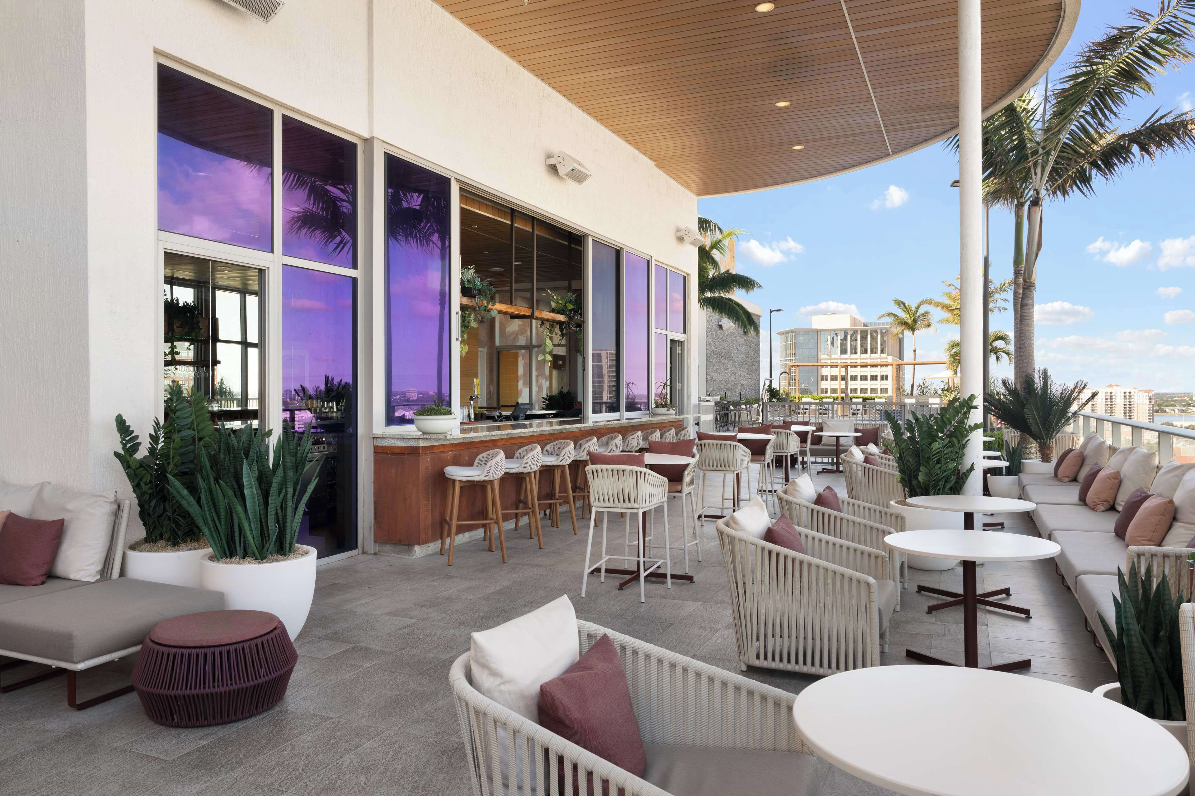 2 restaurants, breakfast served