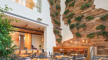 2 restaurantes, se sirve desayuno