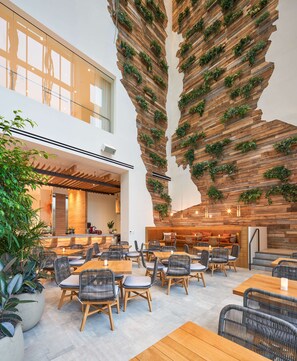 Un intérieur moderne avec des murs lambrés, des sièges à l’intérieur et des plantes en pot.