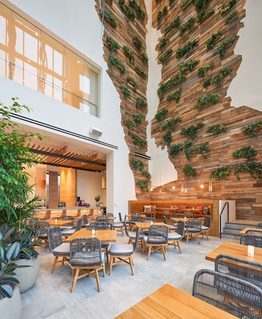 2 restaurantes, se sirve desayuno